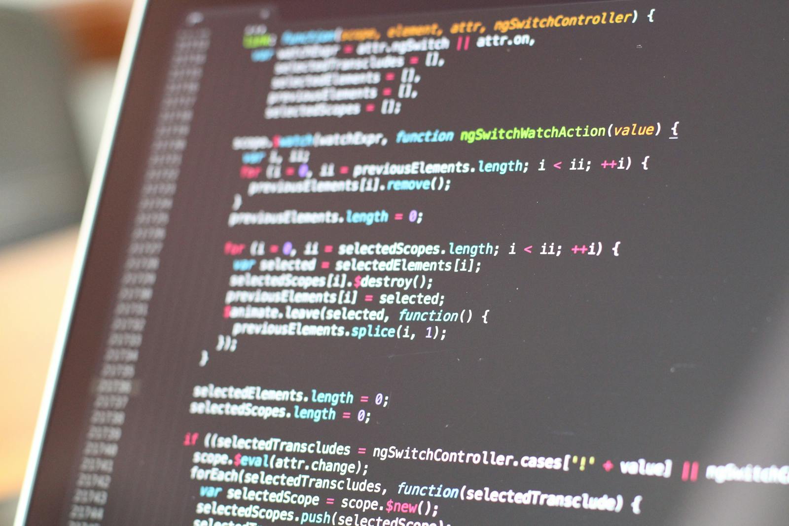 Sviluppatore davanti a uno schermo di codice — guida API REST