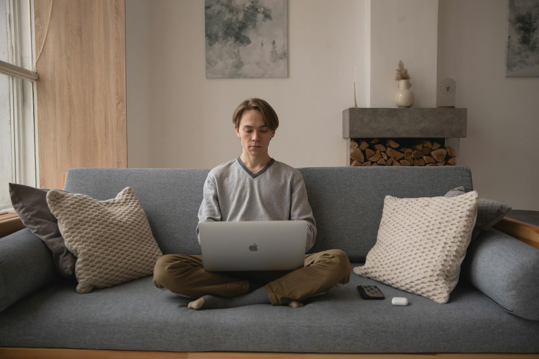 Persona lavora con il portatile da casa in modalità smart working