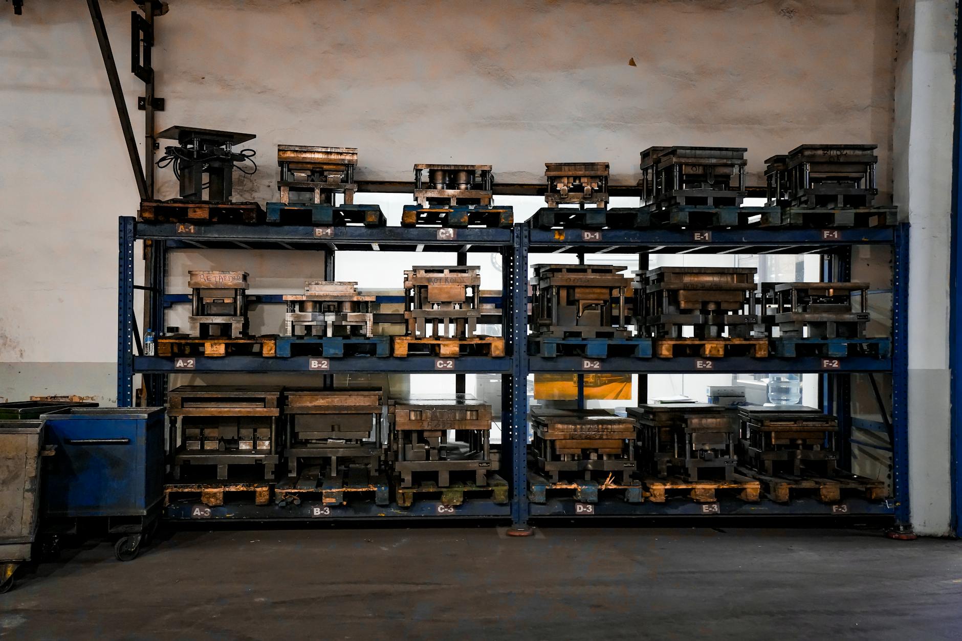 Magazzino ricambi auto con scaffalature ordinate