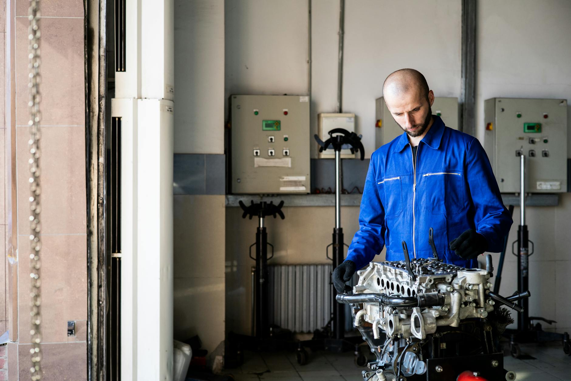 Meccanico al lavoro su un'auto in officina italiana