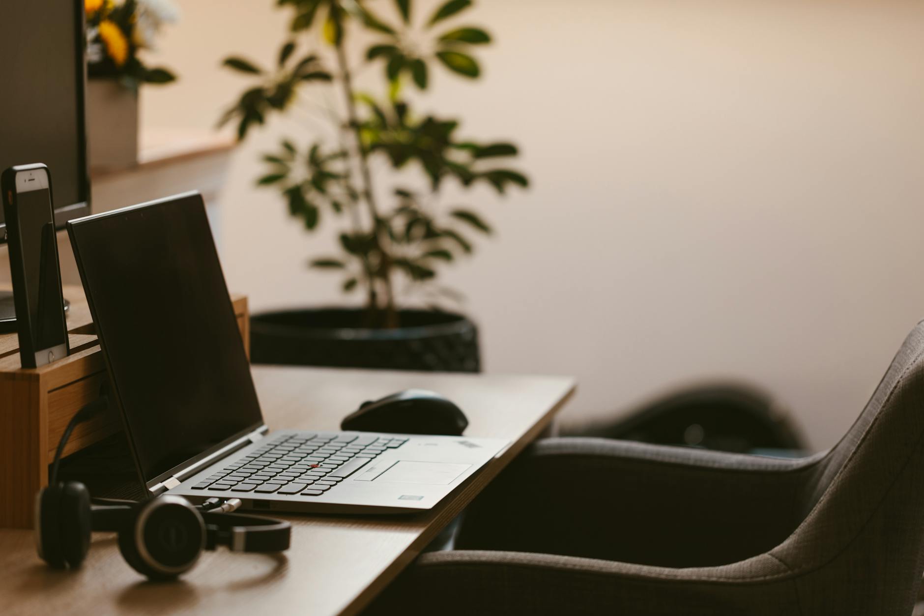 Persona lavora in smart working da casa per PMI italiana