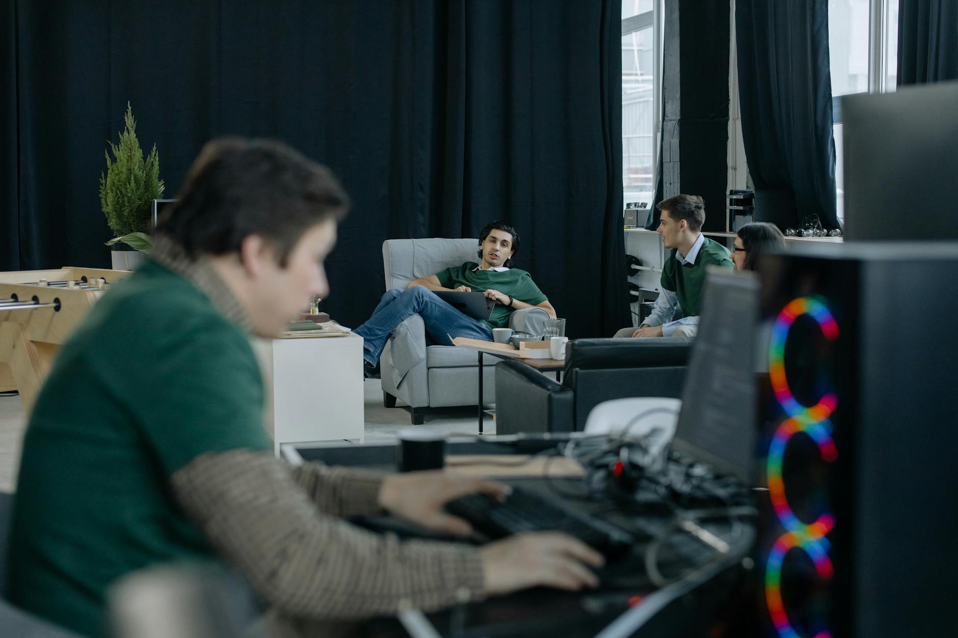 Ufficio moderno di software house con postazioni di sviluppo