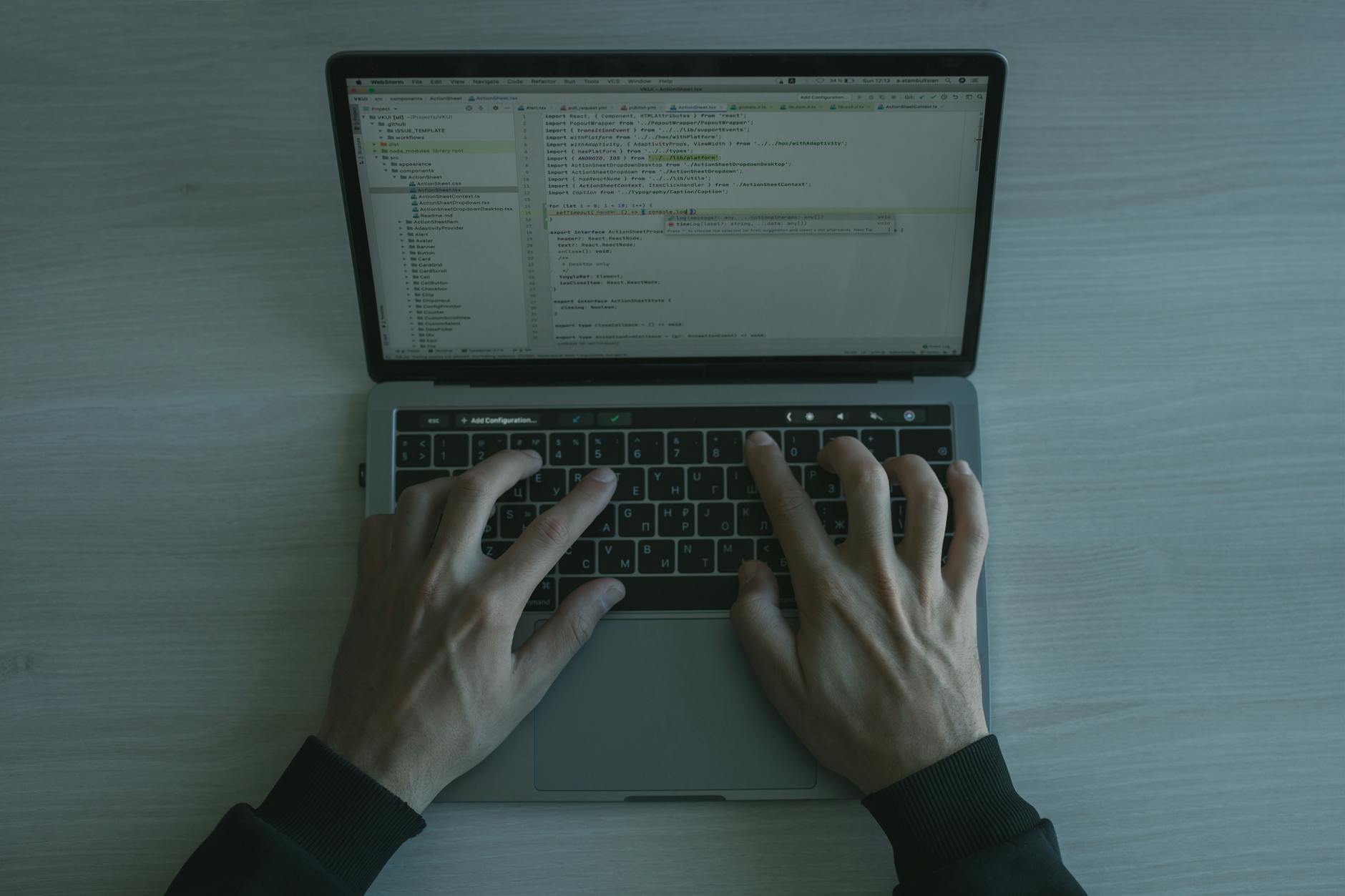 Sviluppatore PMI che lavora su software custom con codice e laptop