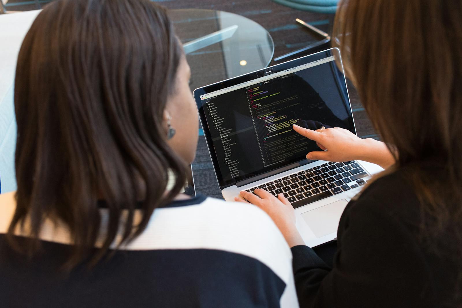 Team di sviluppatori al laptop scrive codice per API