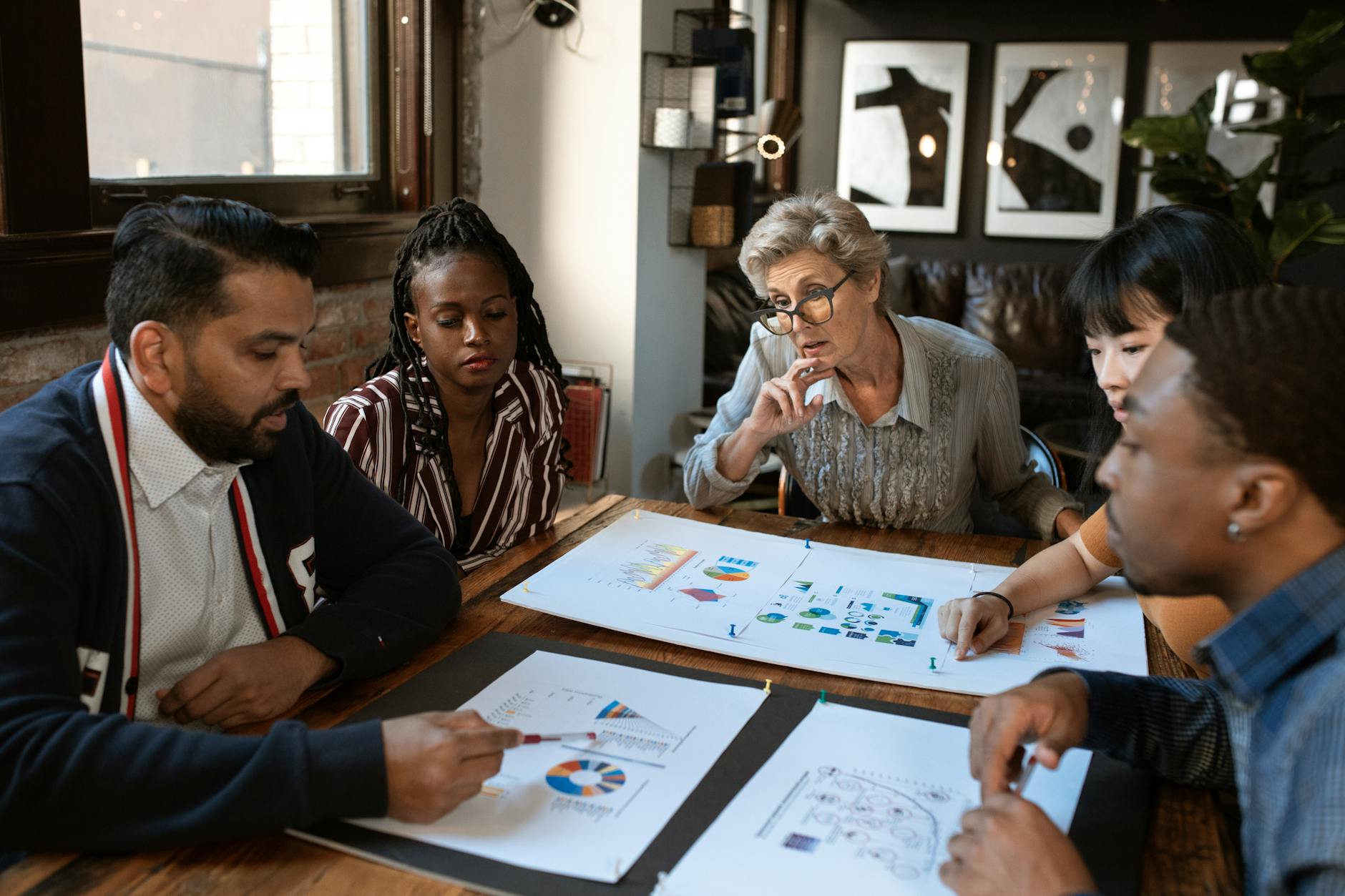 Team vendite di una PMI italiana in riunione commerciale