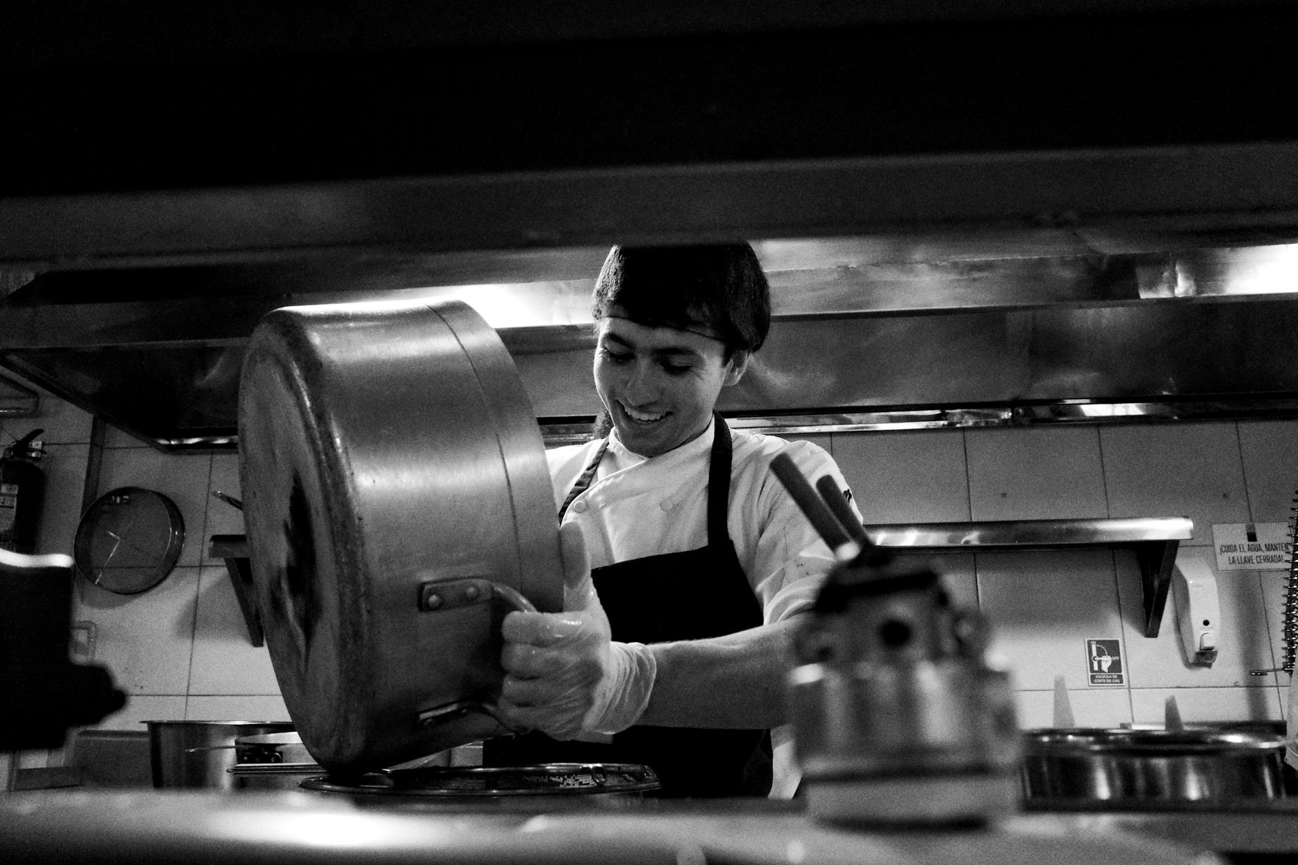 Chef al lavoro in cucina professionale