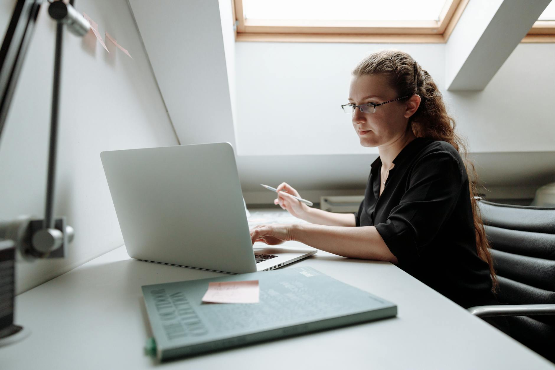 Dipendente segue corso e-learning aziendale da casa