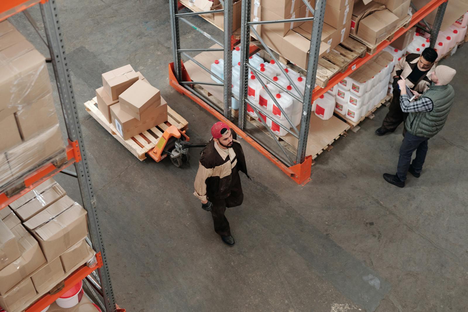 Operatore magazzino e-commerce che scansiona codice a barre durante il picking