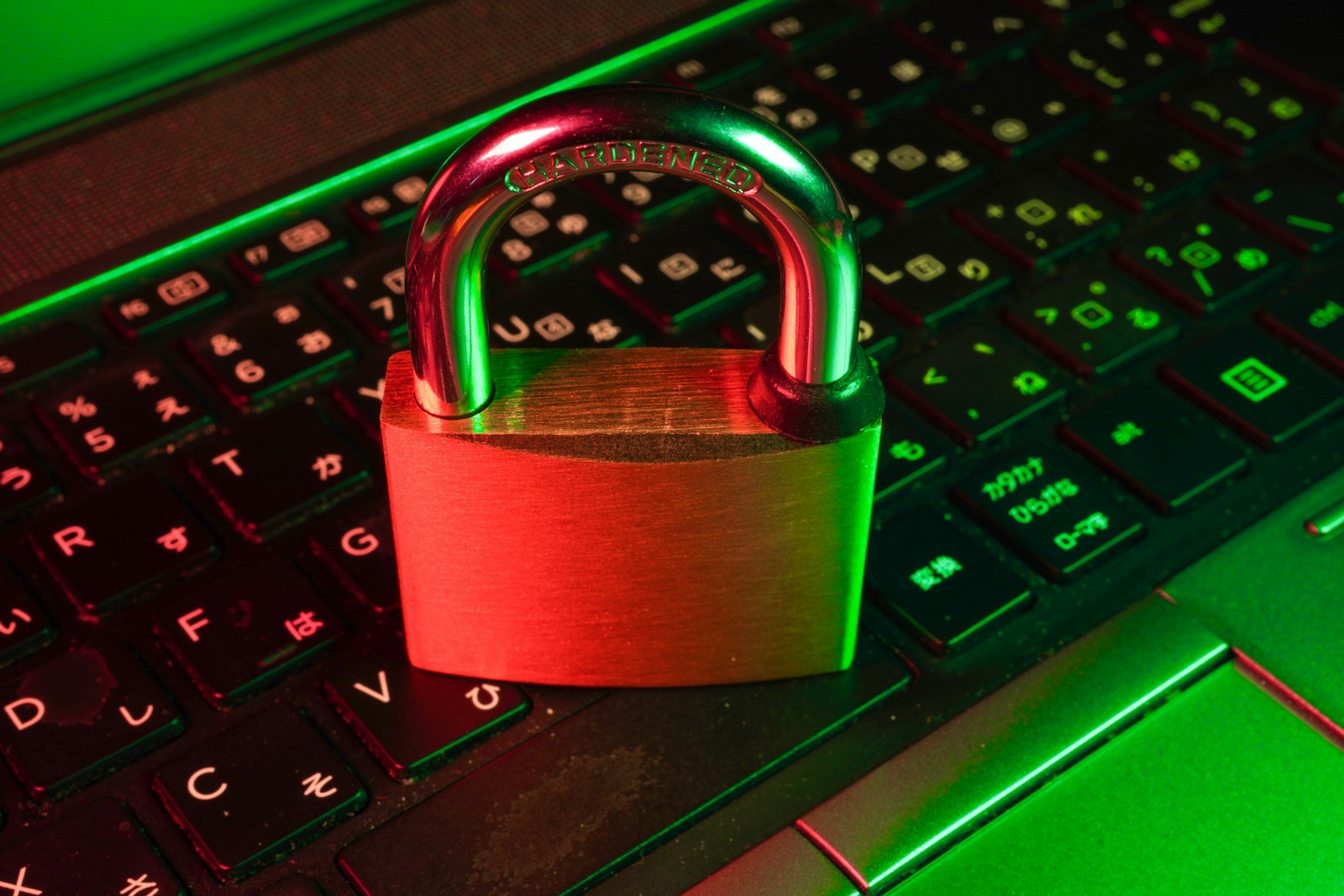 Lucchetto digitale su tastiera per privacy dati