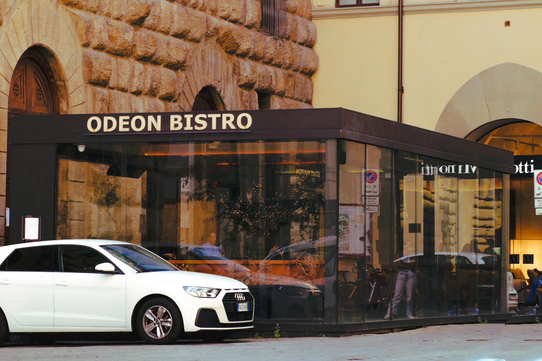 Interno di ristorante italiano moderno