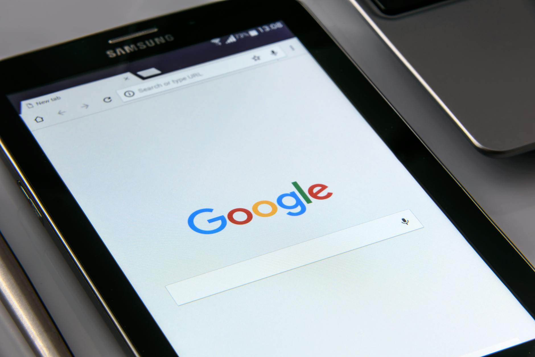 Analisi SEO Google Search Console laptop