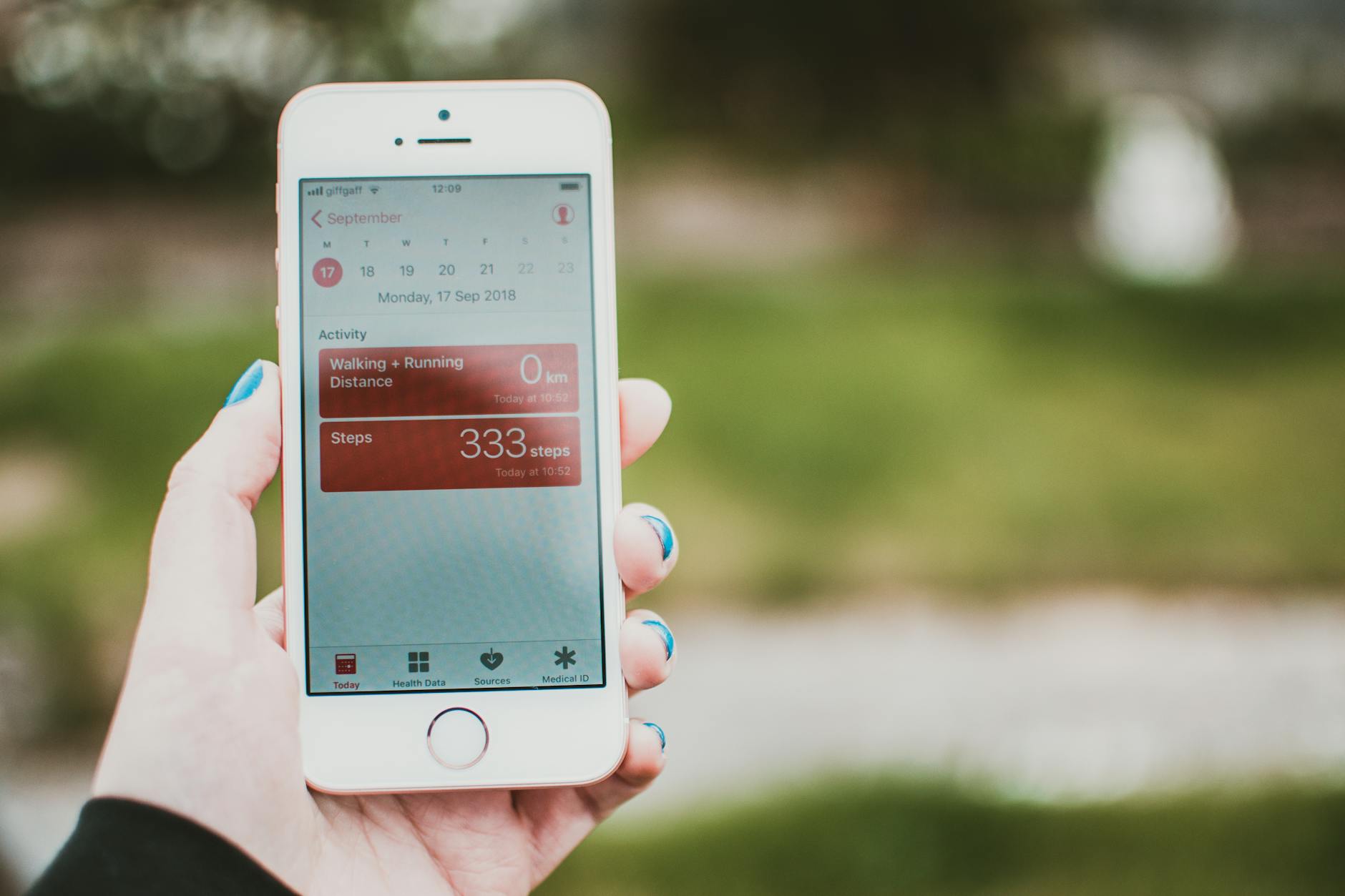 Smartphone con app per la prenotazione dei corsi in palestra