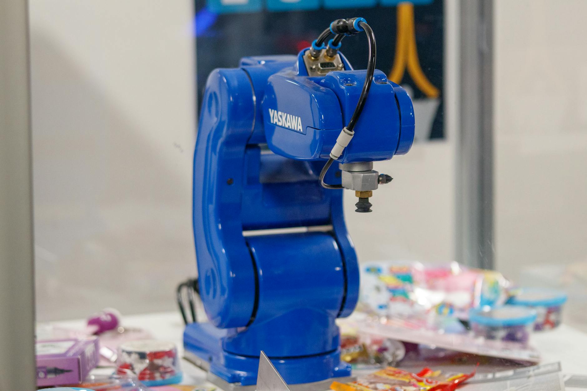 Automazione AI in fabbrica con robot e tecnologia