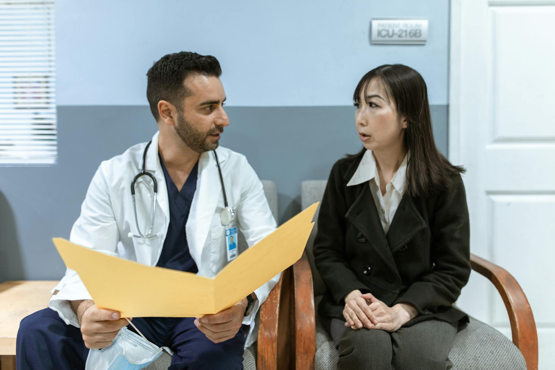 Medico durante visita al paziente con strumenti digitali
