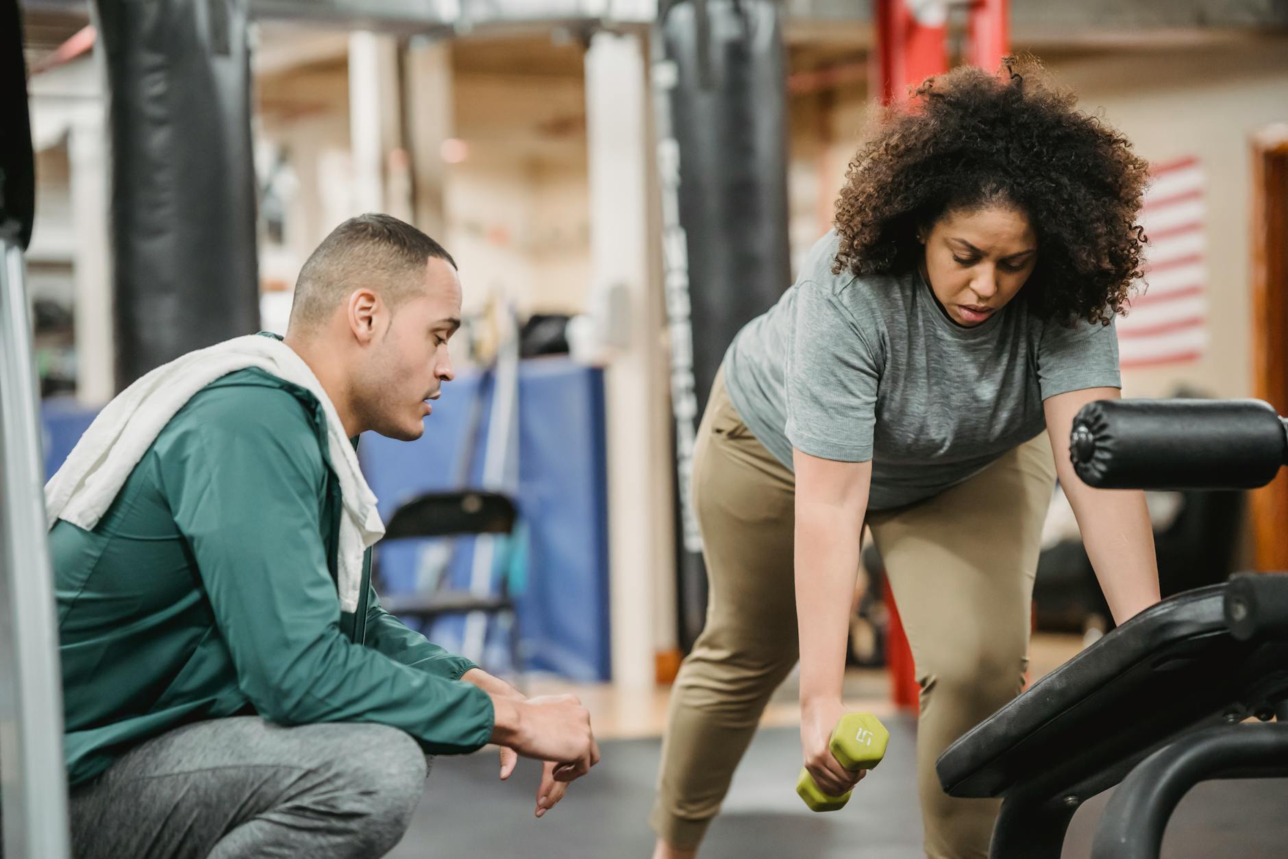 Personal trainer con cliente in palestra durante un allenamento personalizzato