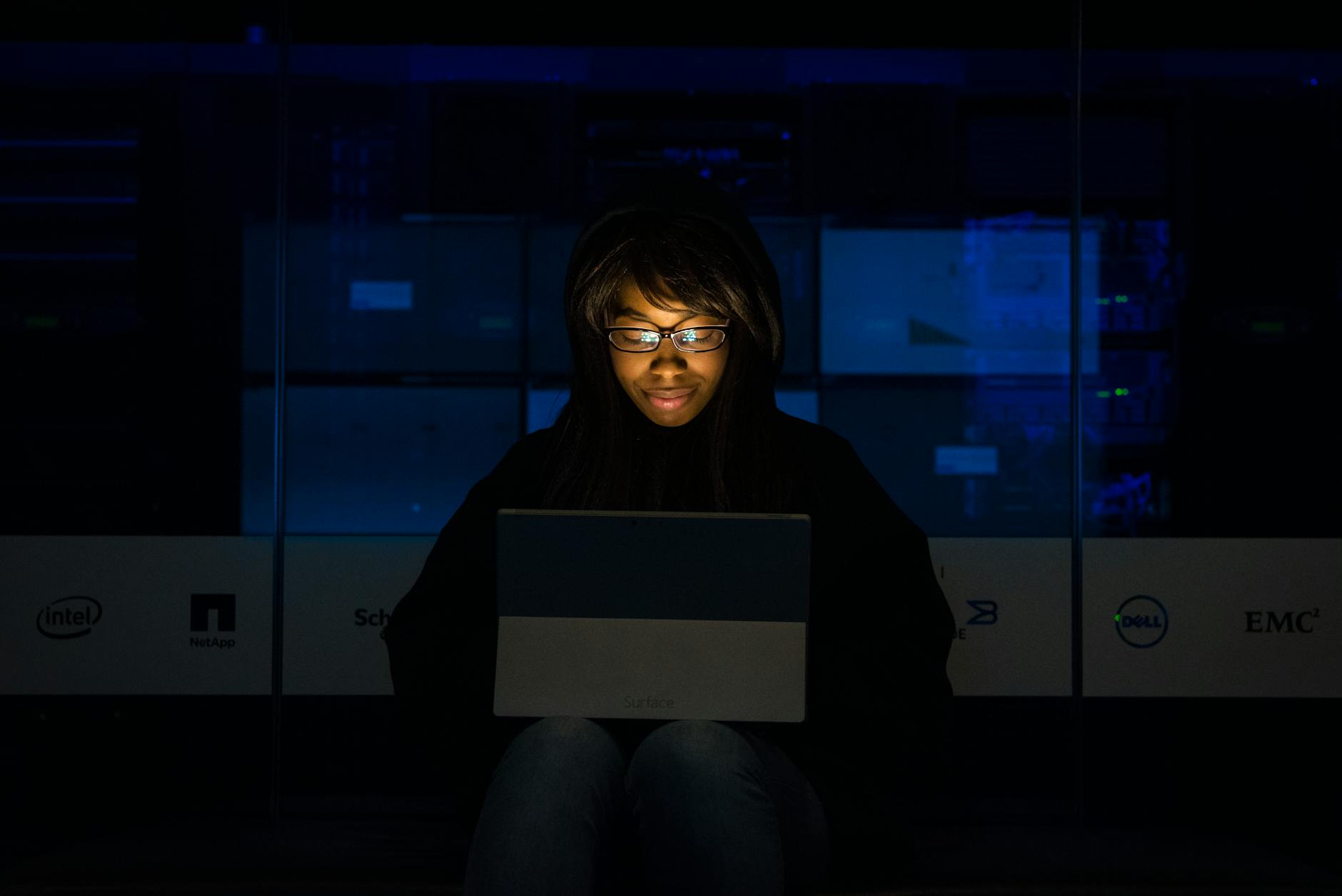 Sicurezza informatica per PMI: laptop con lucchetto