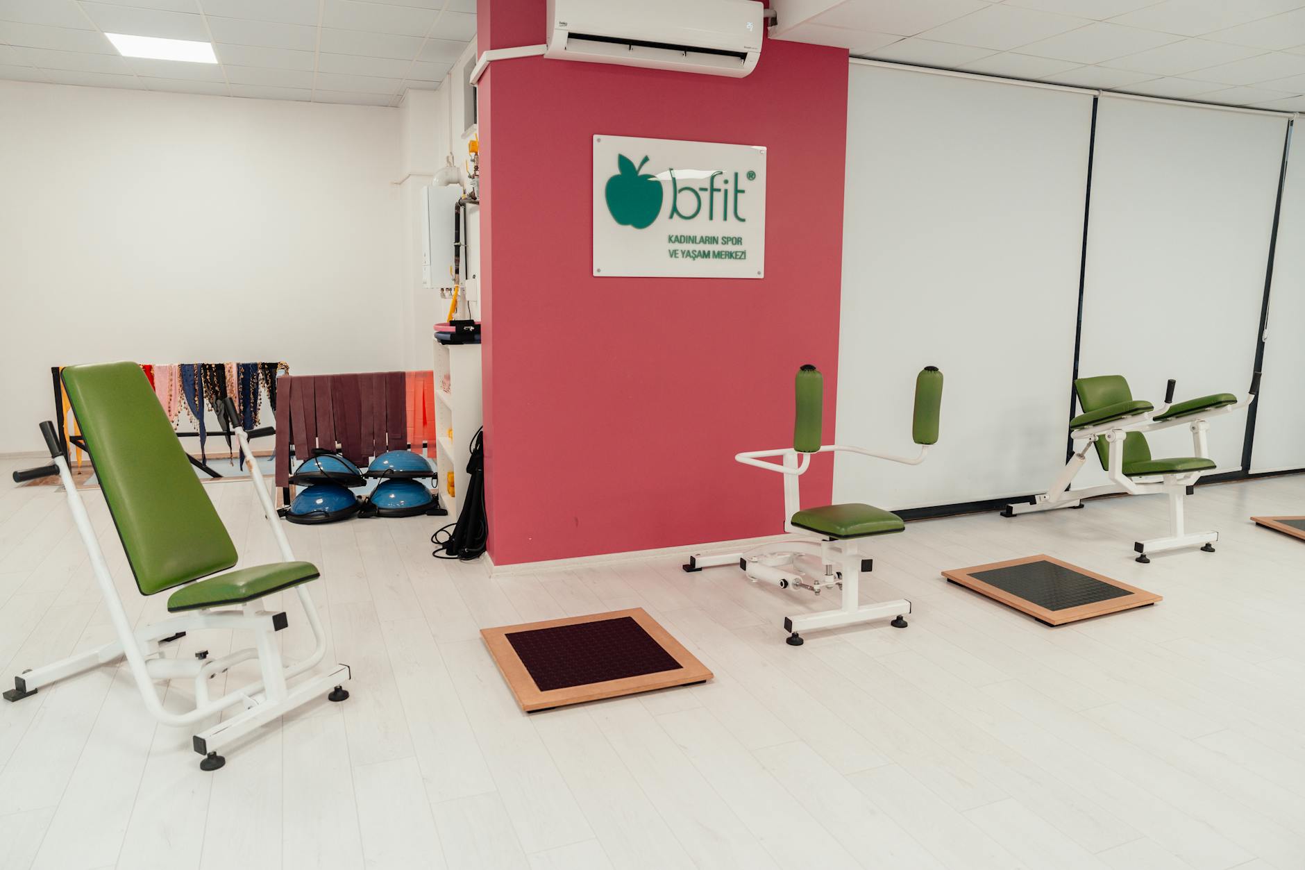 Interno moderno di palestra con attrezzature fitness