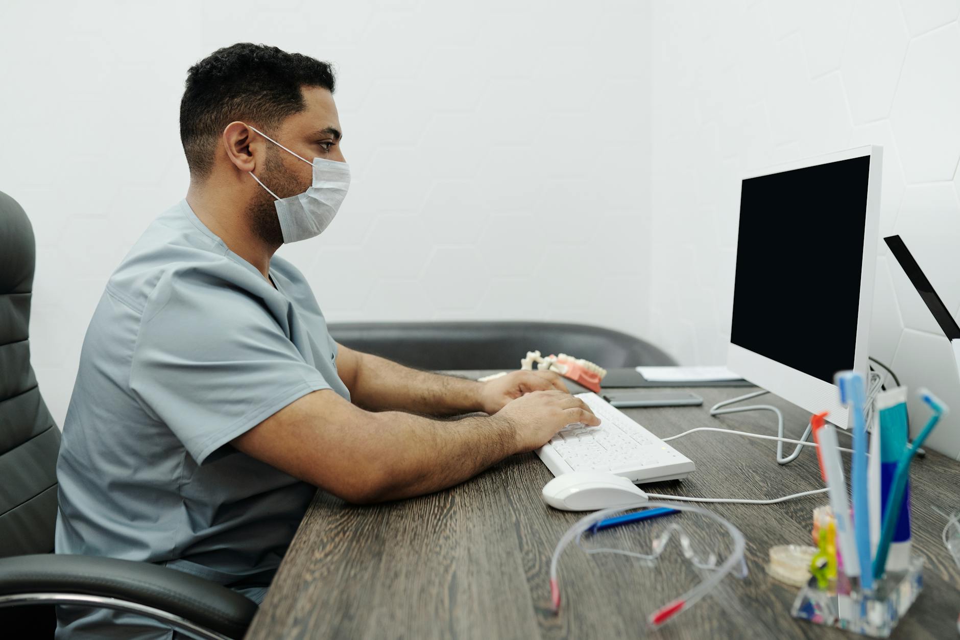Studio medico moderno con computer e cartella clinica digitale