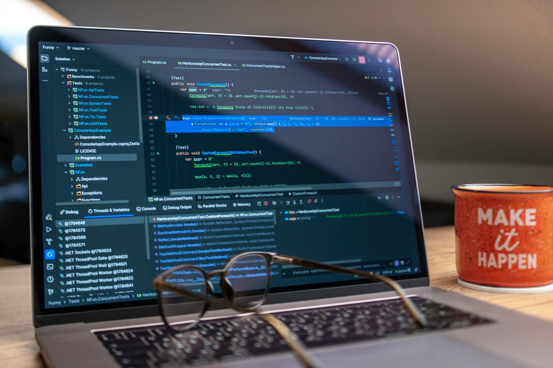 Team di sviluppatori che implementa webhook su laptop