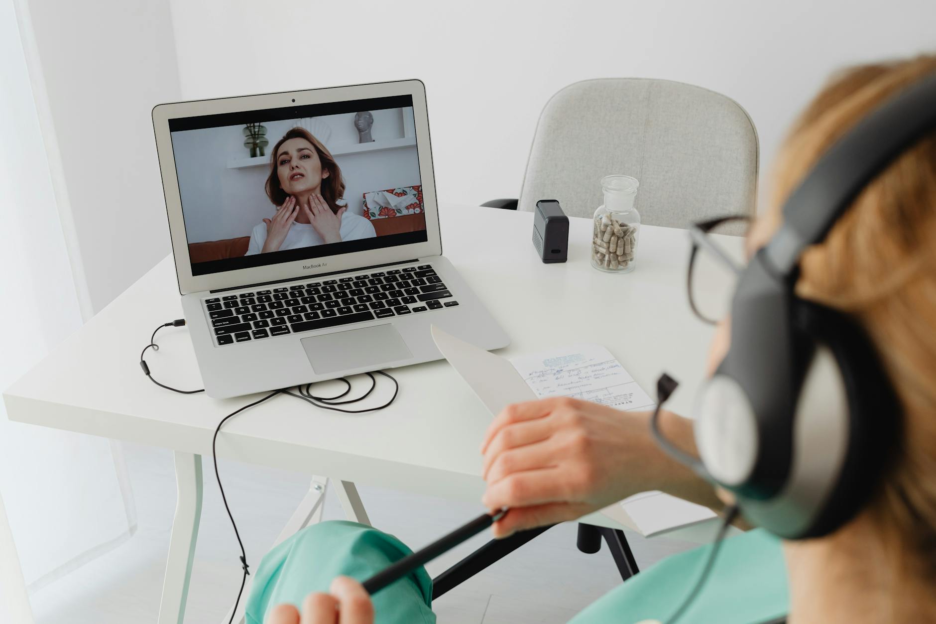 Medico durante video consulto in telemedicina con paziente