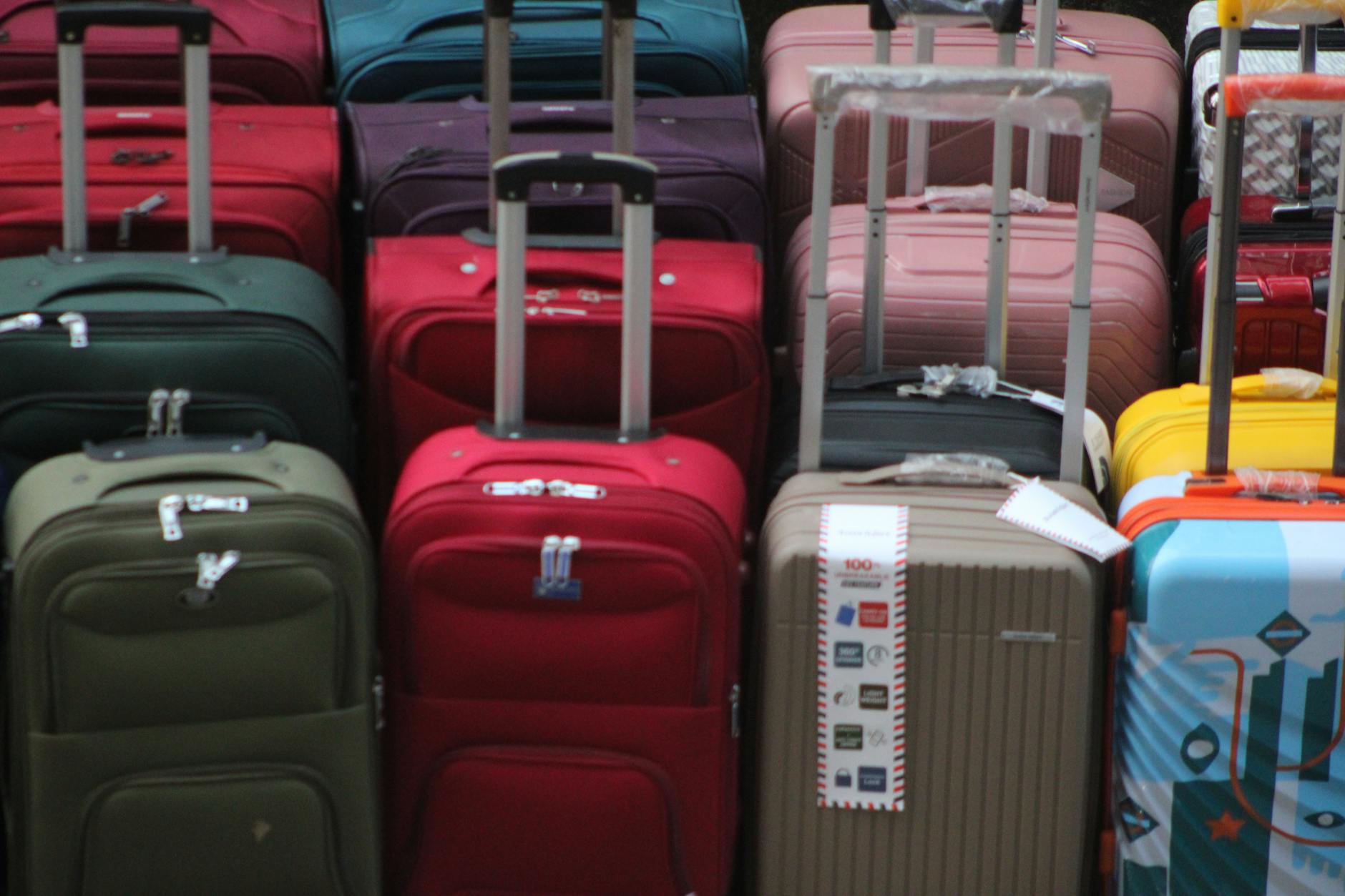 Aeroporto, valigia e clienti in attesa di partire per un viaggio organizzato dall'agenzia
