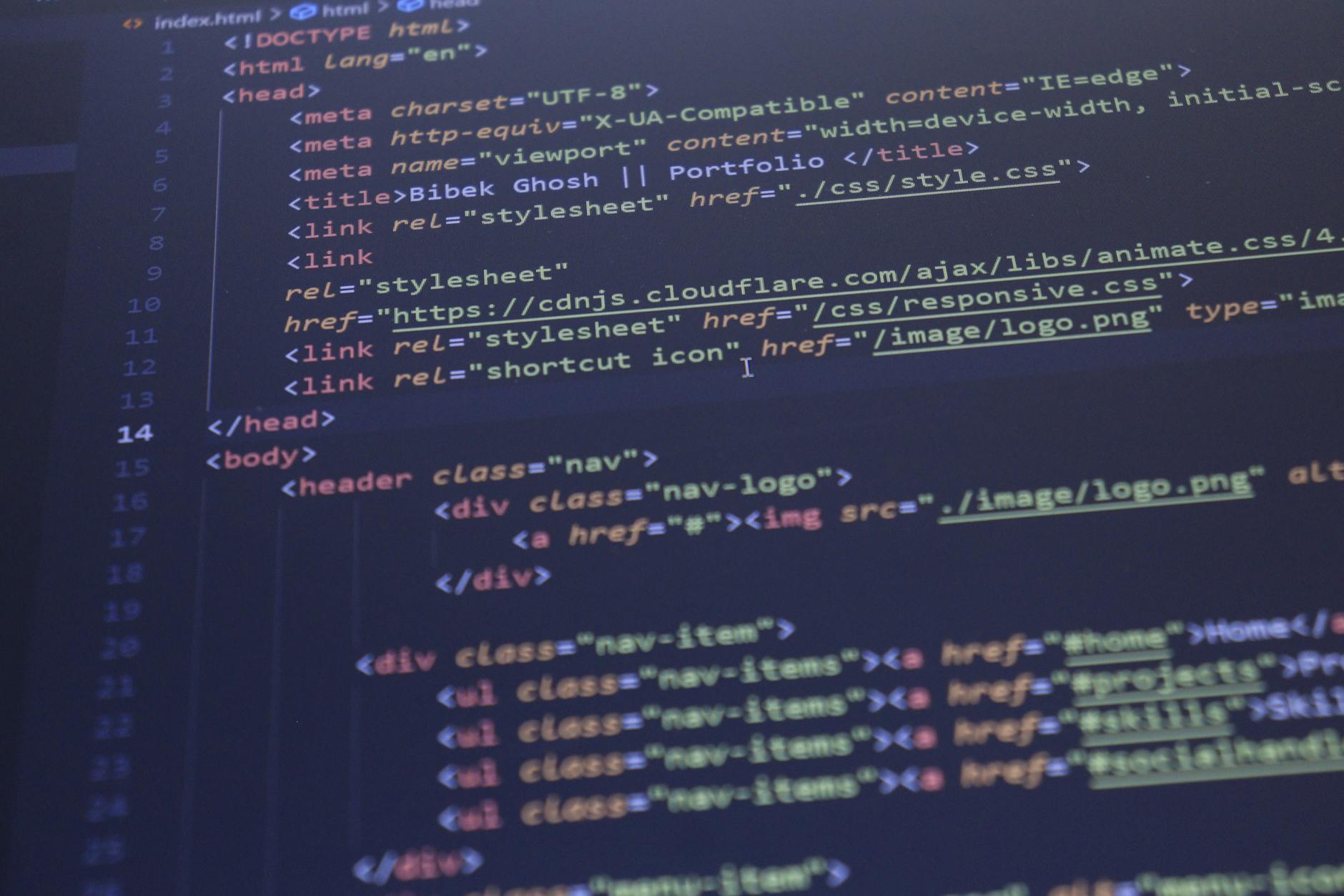 Developer al computer mentre programma un webhook