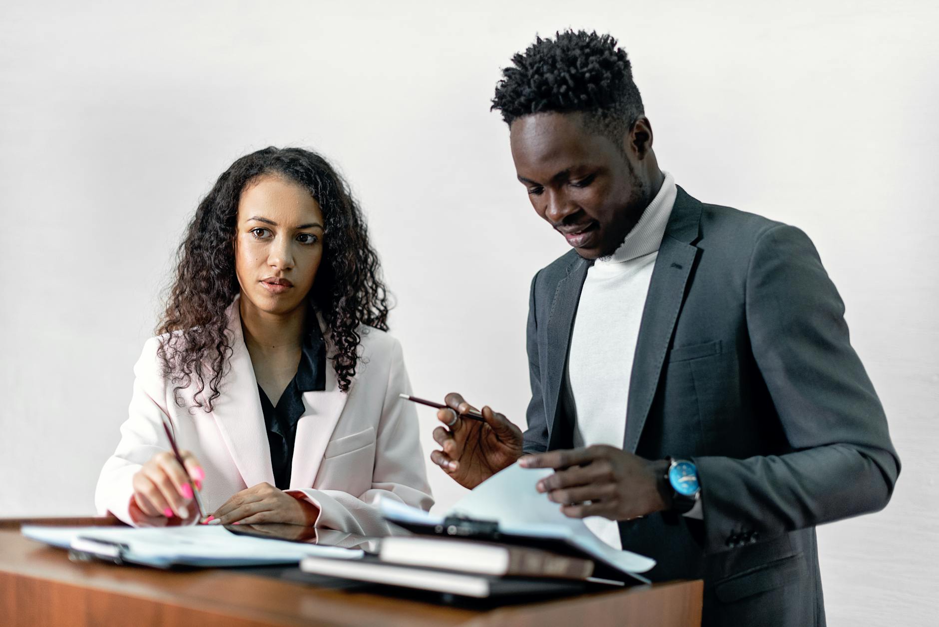 Team aziendale che firma un contratto B2B in ufficio