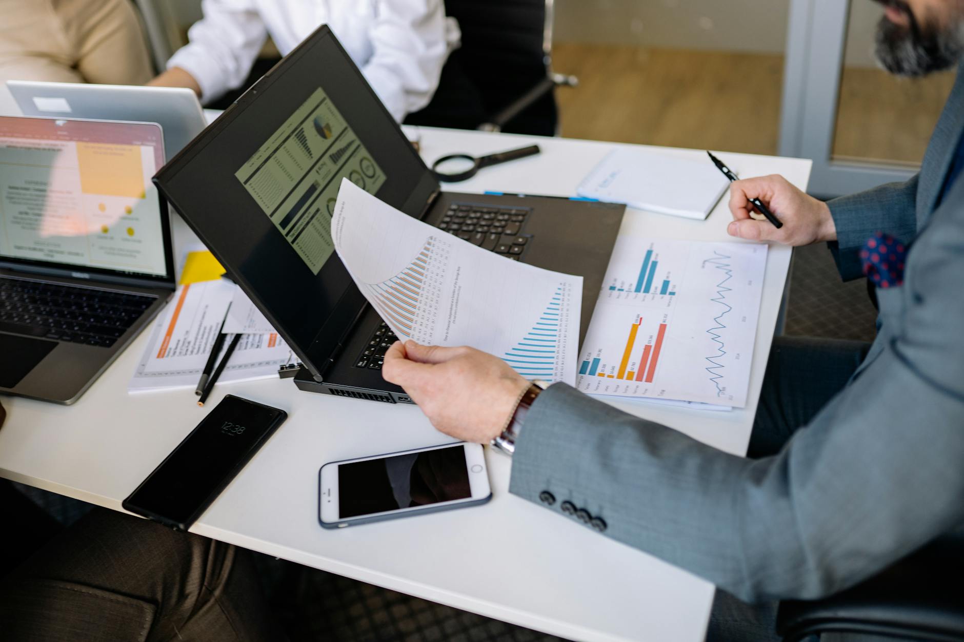Laptop con dashboard di analisi vendite B2B in ufficio