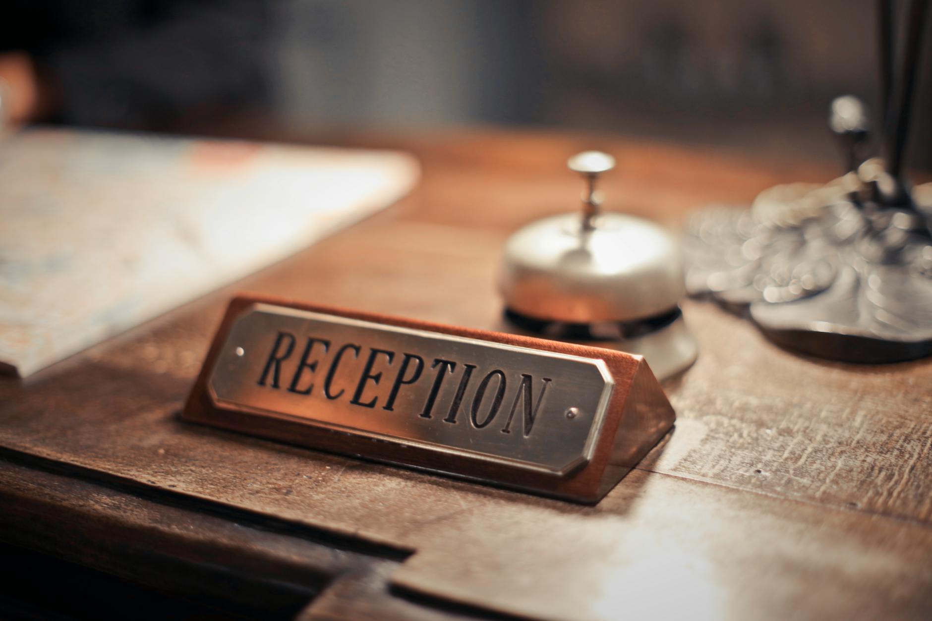Host accoglie ospiti alla reception di una struttura ricettiva