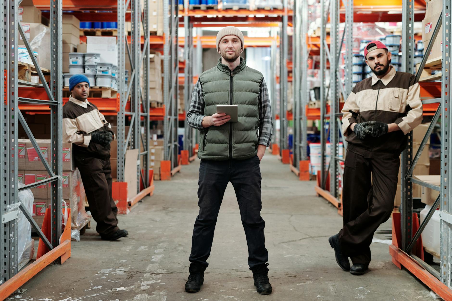Magazzino con operatore che usa tablet per la distribuzione B2B