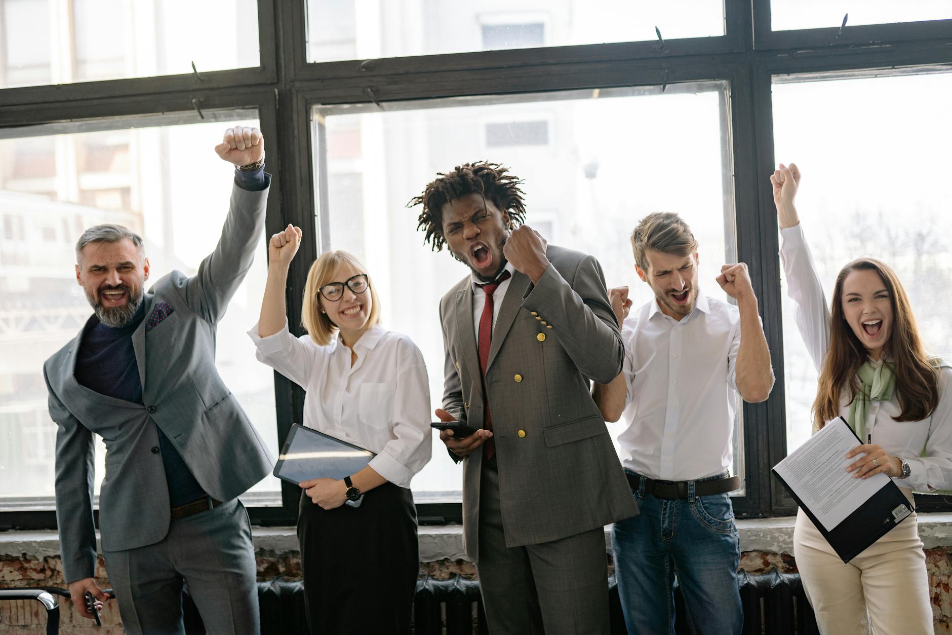 Team che accoglie un nuovo dipendente in ufficio