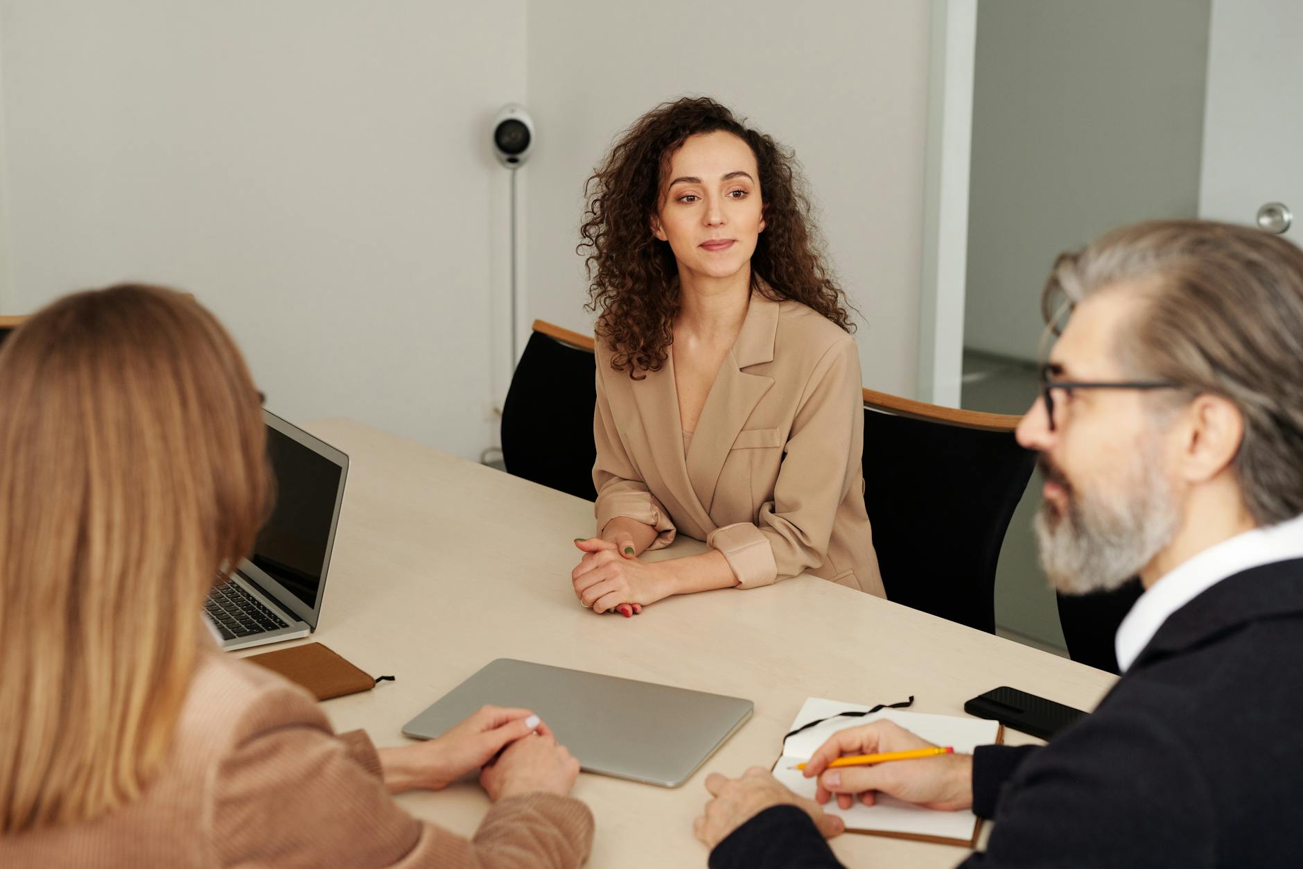 Primo giorno di lavoro in azienda riunione professionale