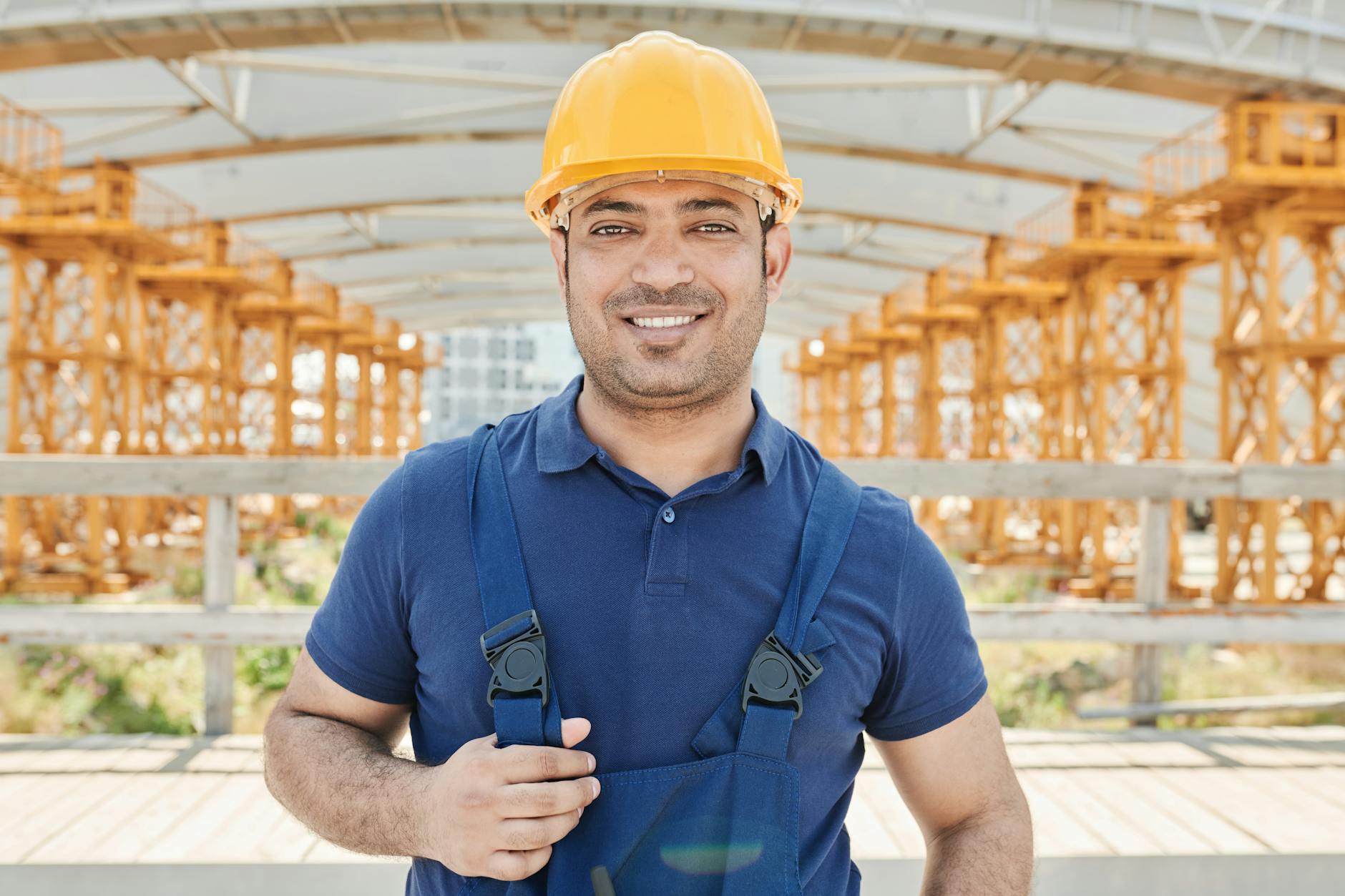 Sicurezza cantiere edile: operai con DPI