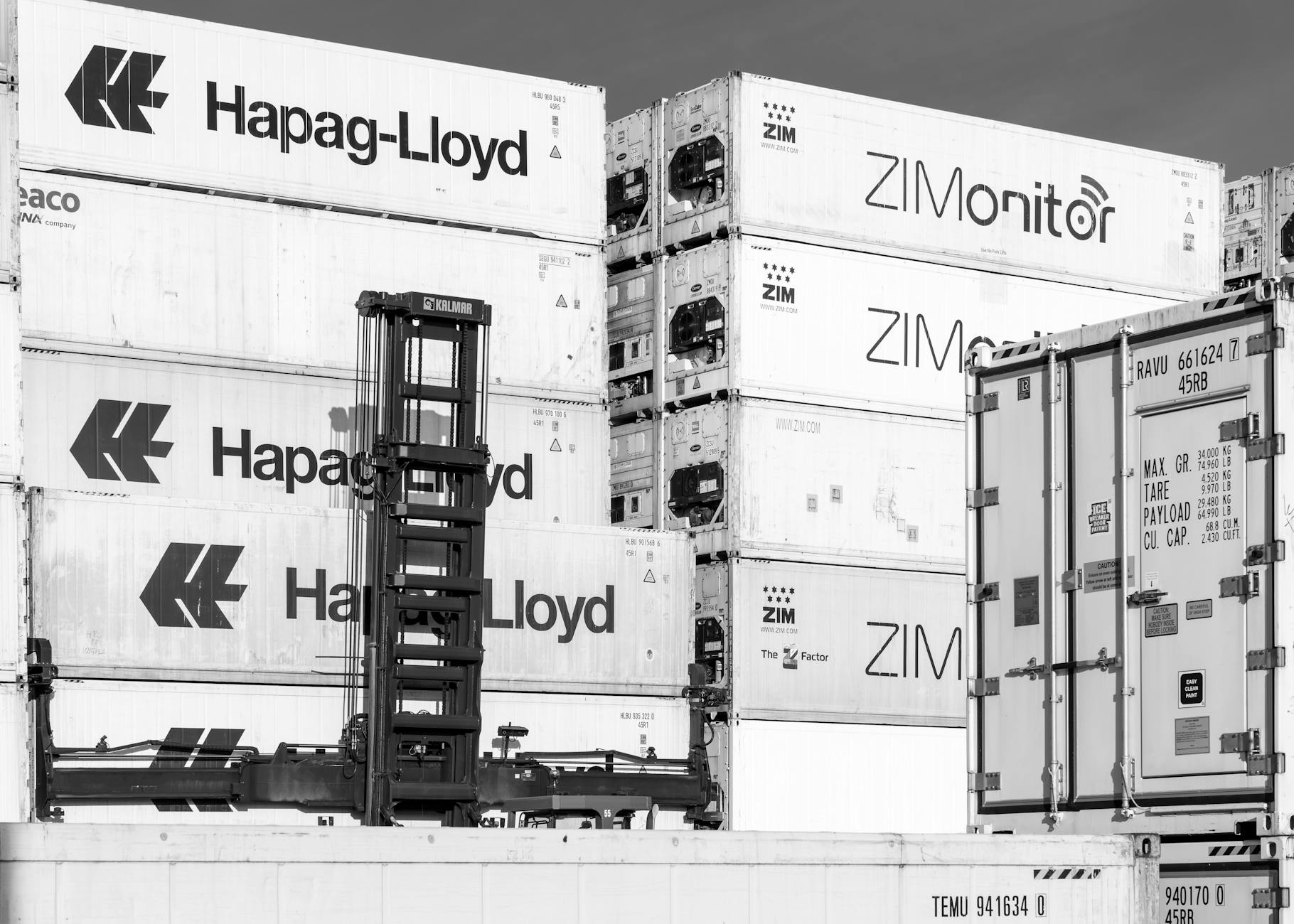 Container intermodali in porto industriale per spedizioni e trasporti