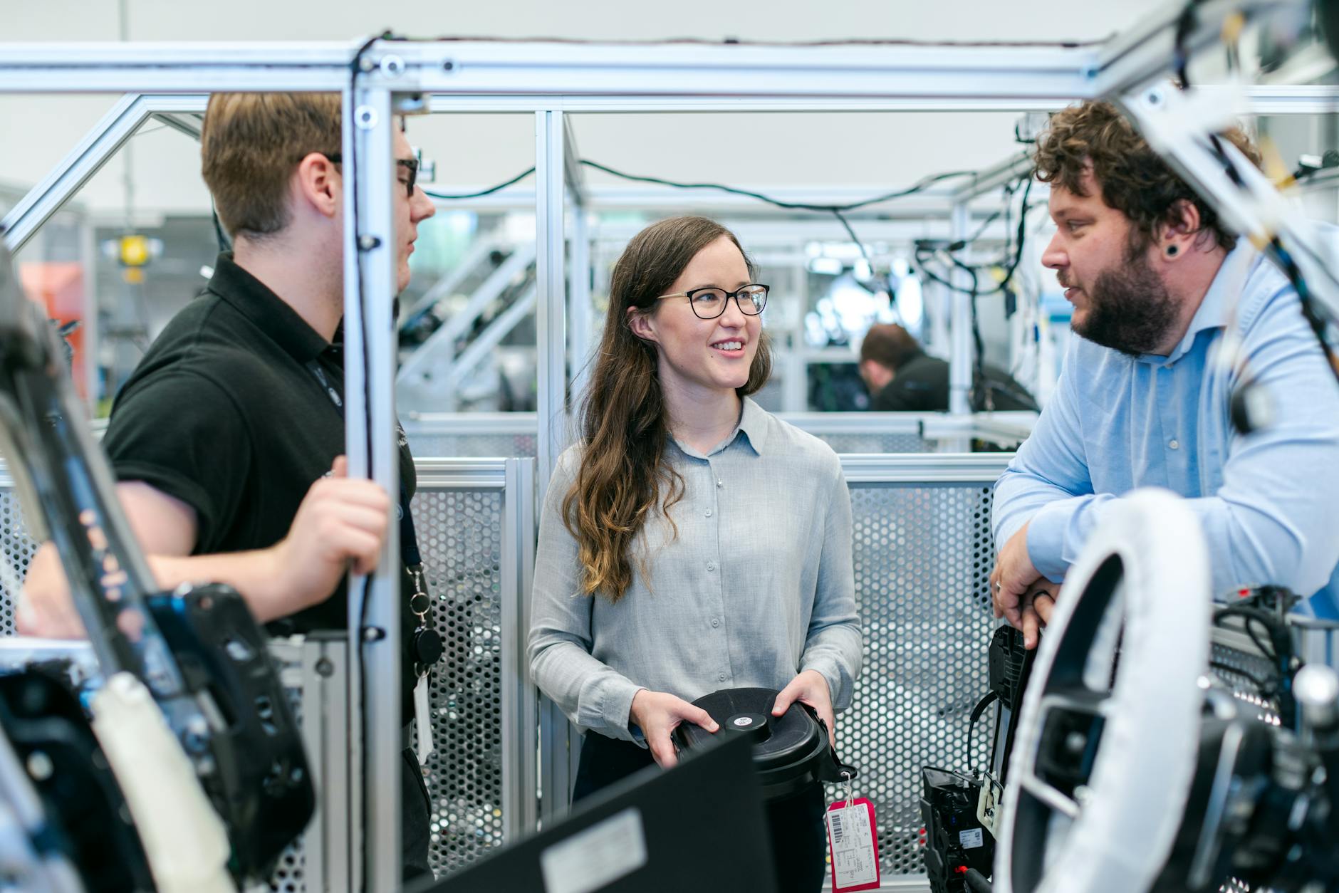 Team di ingegneri al lavoro su tecnologie di produzione human-centric