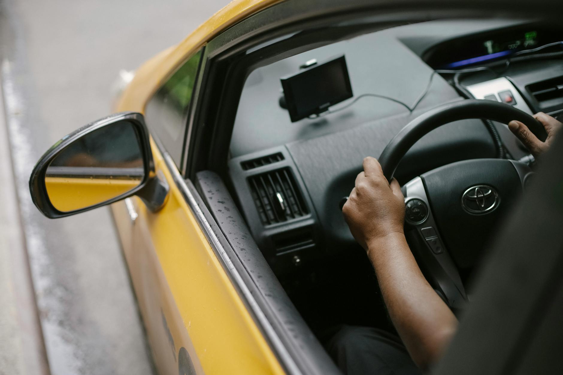 Autista camionista con sistema GPS in cabina per tracking trasporti