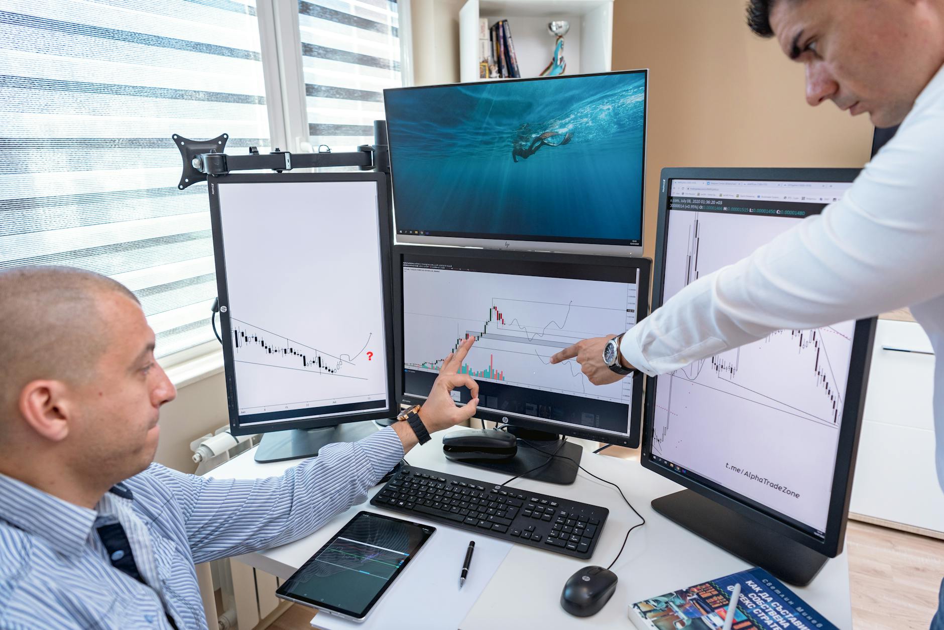 Monitor con grafici di analisi dati e database