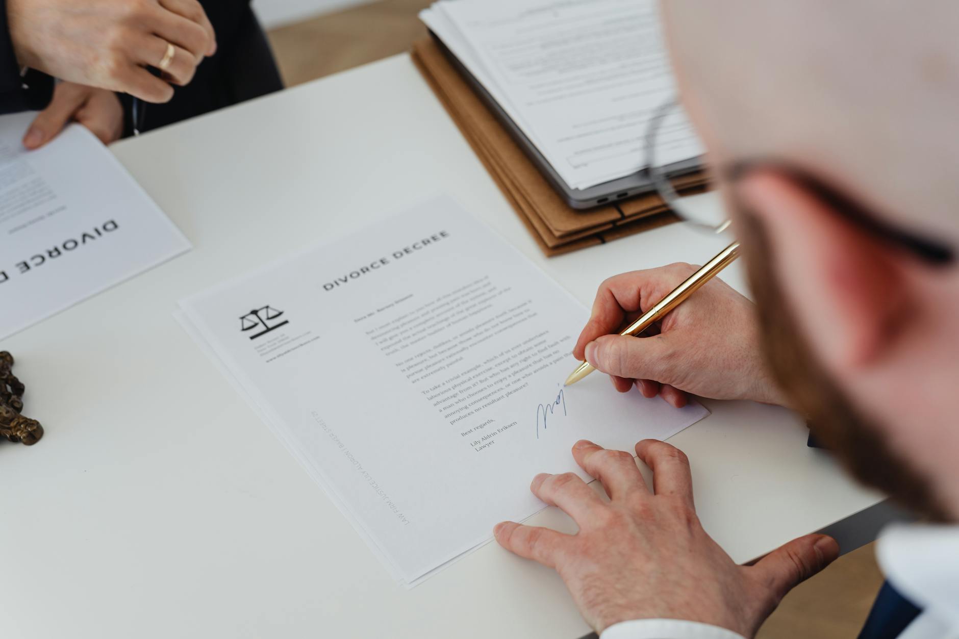 Atto notarile con penna e firma
