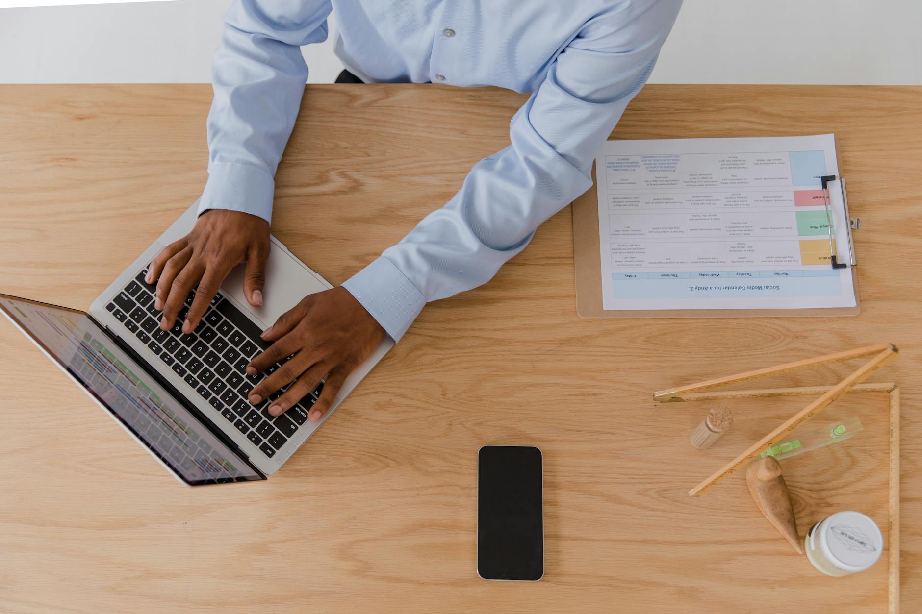 Citizen developer al lavoro su laptop con piattaforma no-code