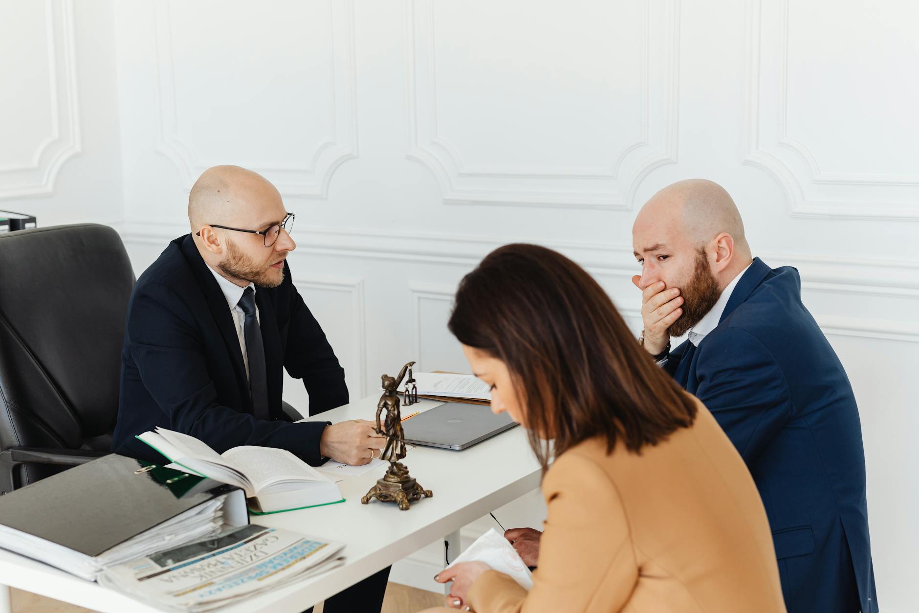 Notaio in consulenza con cliente