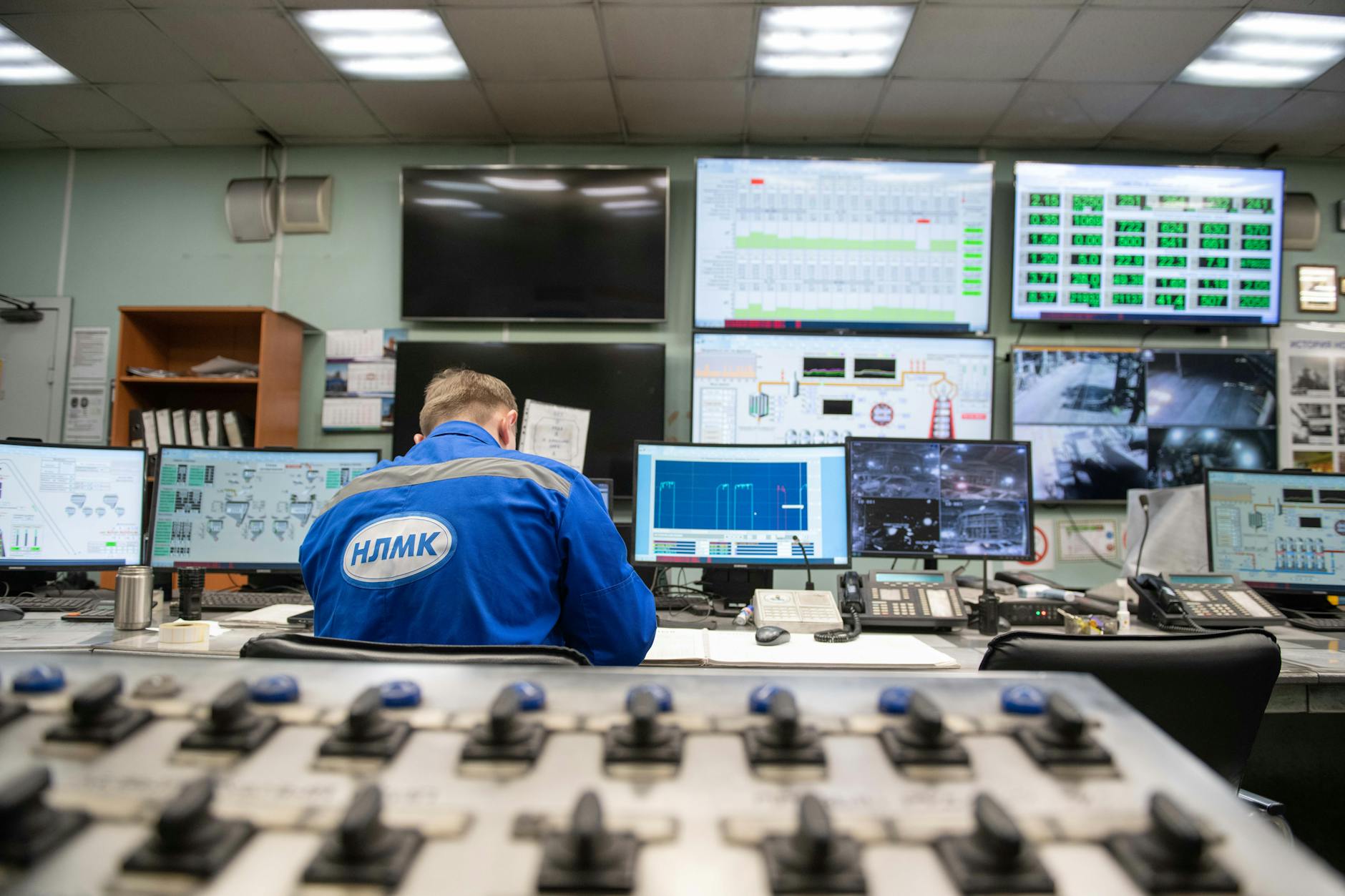 Digital twin gemello digitale fabbrica su schermo di monitoraggio