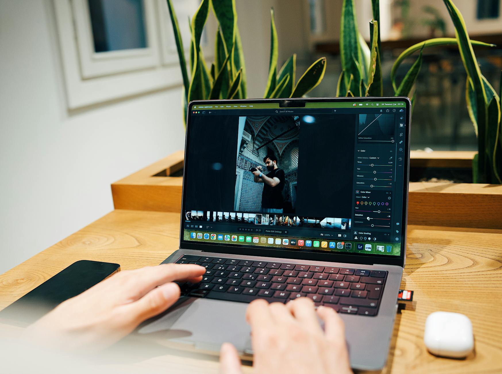 Fotografo al lavoro su laptop in fase di editing foto
