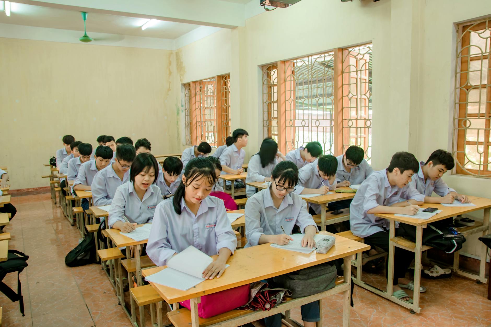 Lezione teorica autoscuola in aula con allievi