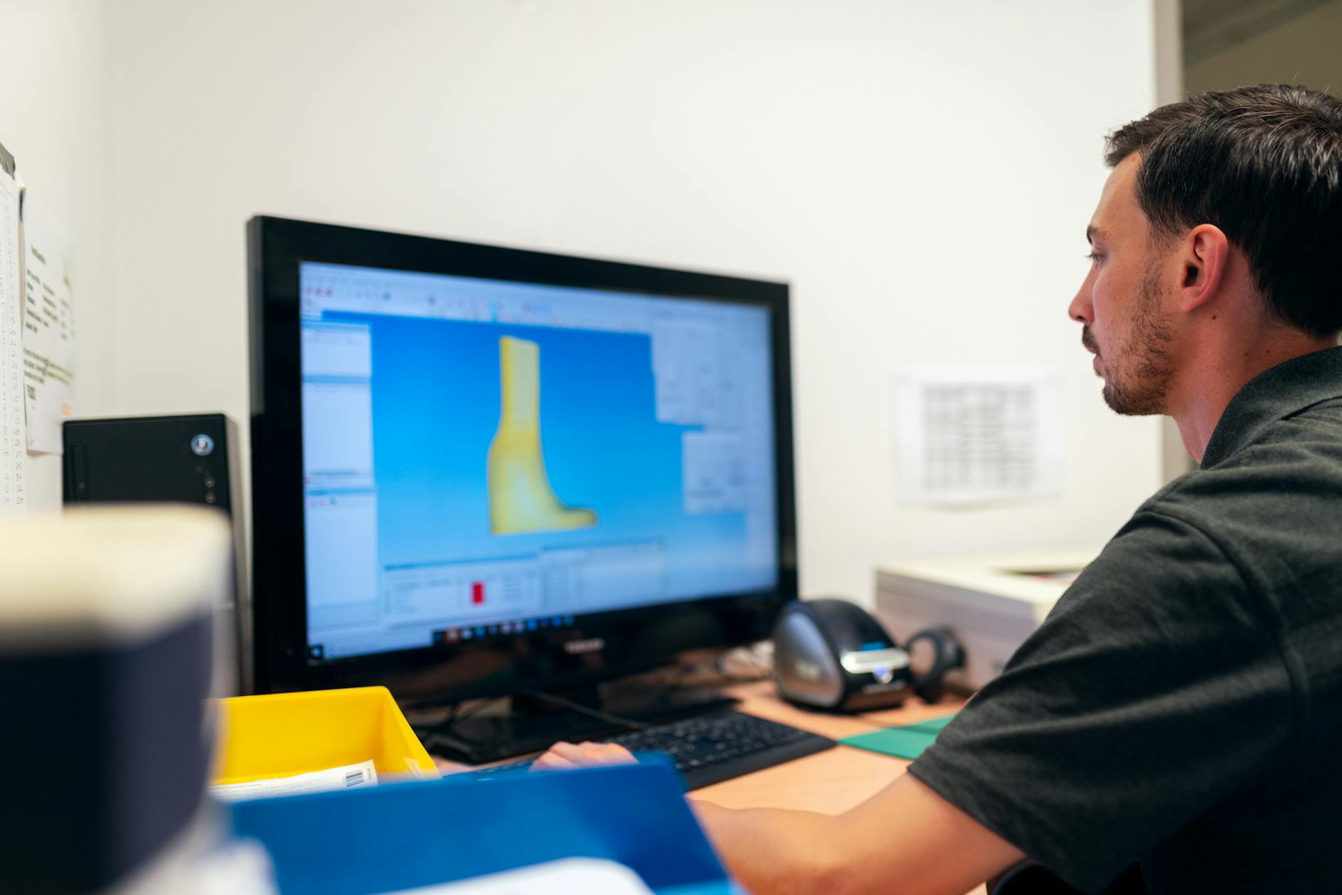 Progettazione CAD su computer per studio di architettura
