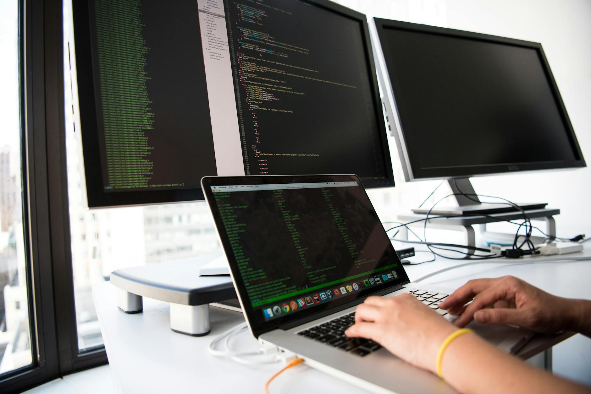 Sviluppatore lavora su API REST e GraphQL con piu' schermi