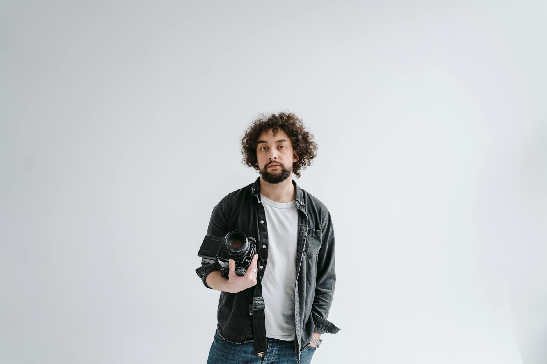 Fotografo professionista con macchina fotografica in studio