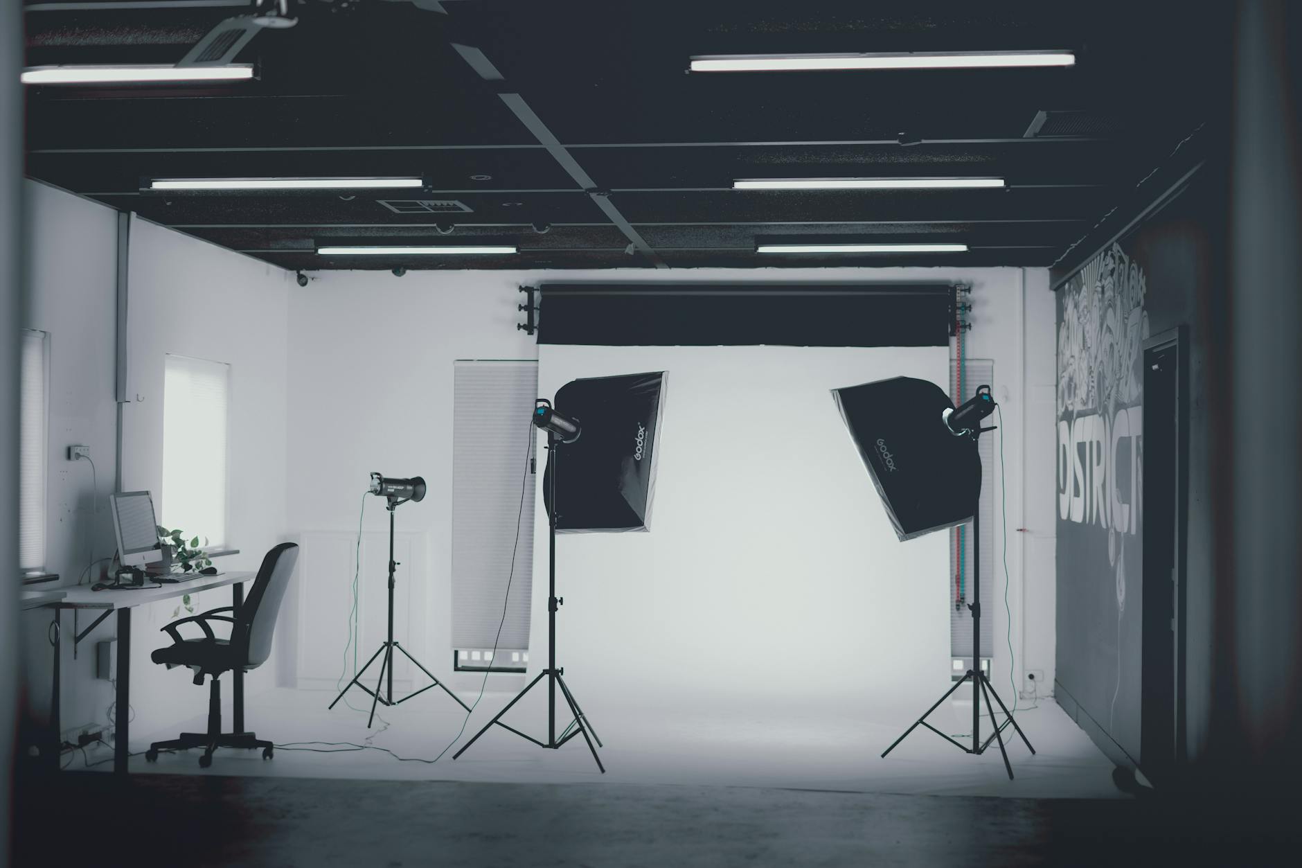 Studio fotografico professionale con attrezzatura di illuminazione