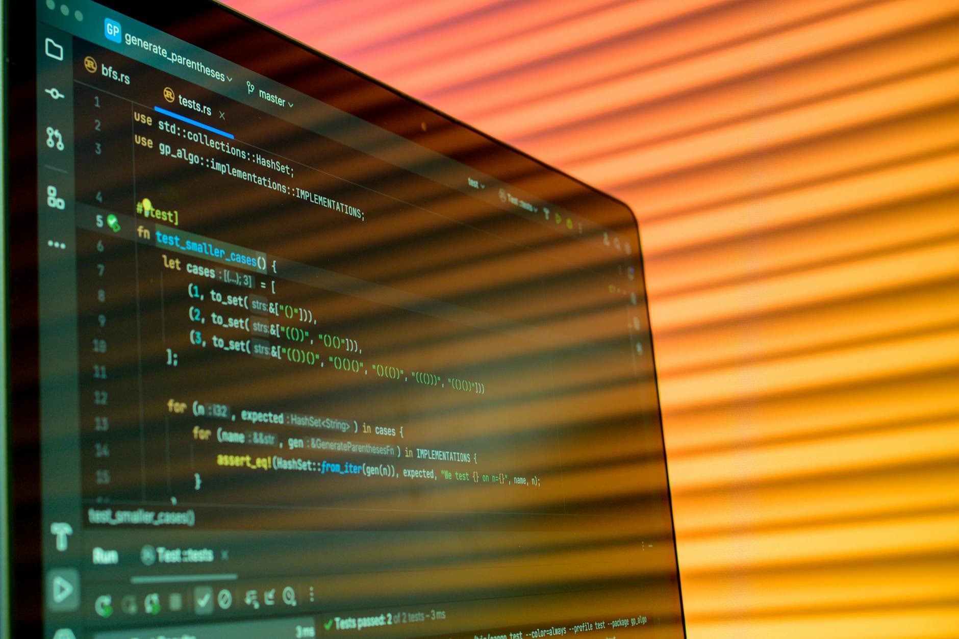 Sviluppatore scrive query database al computer