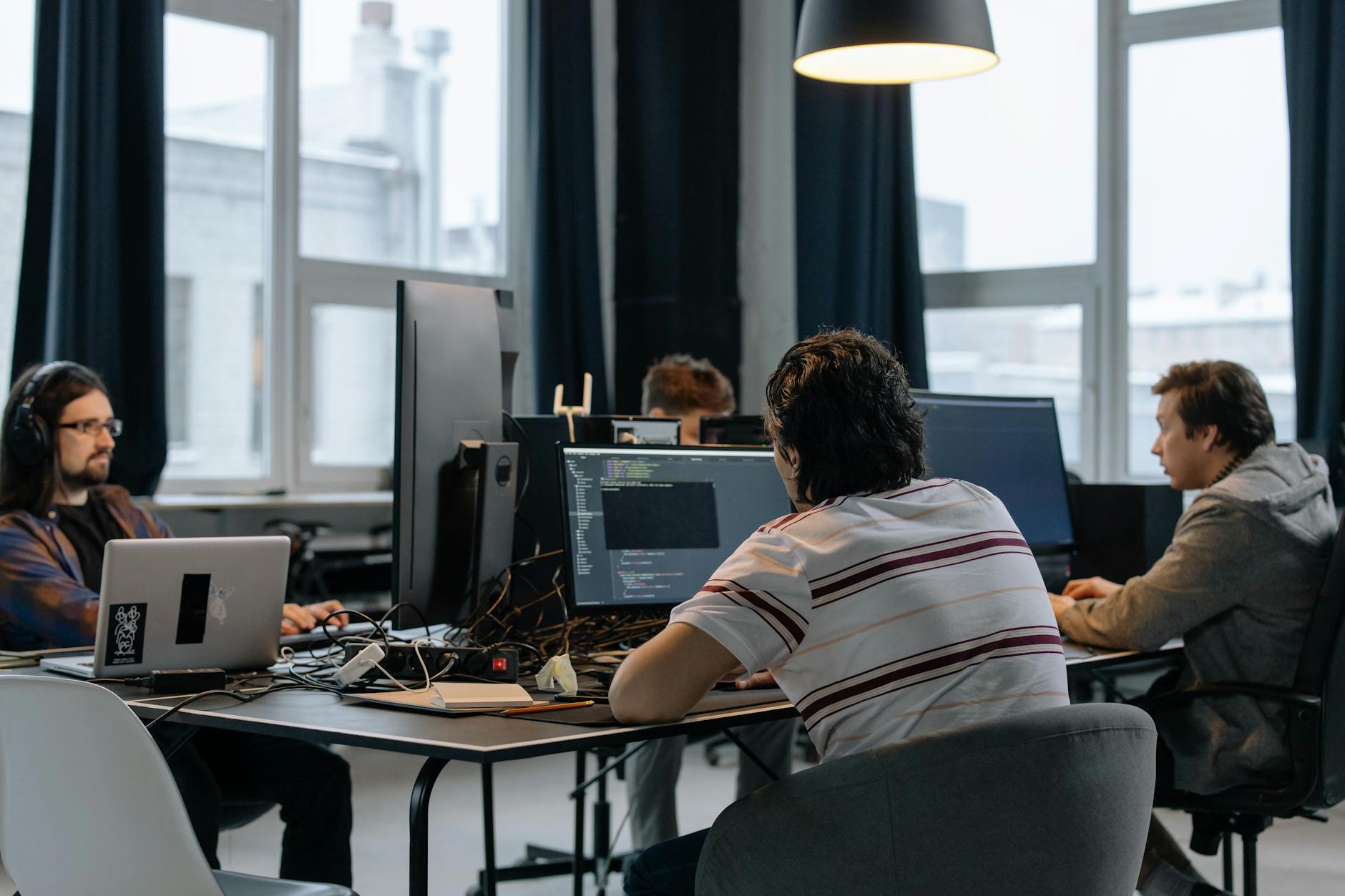 Team di sviluppatori al lavoro su API REST e GraphQL
