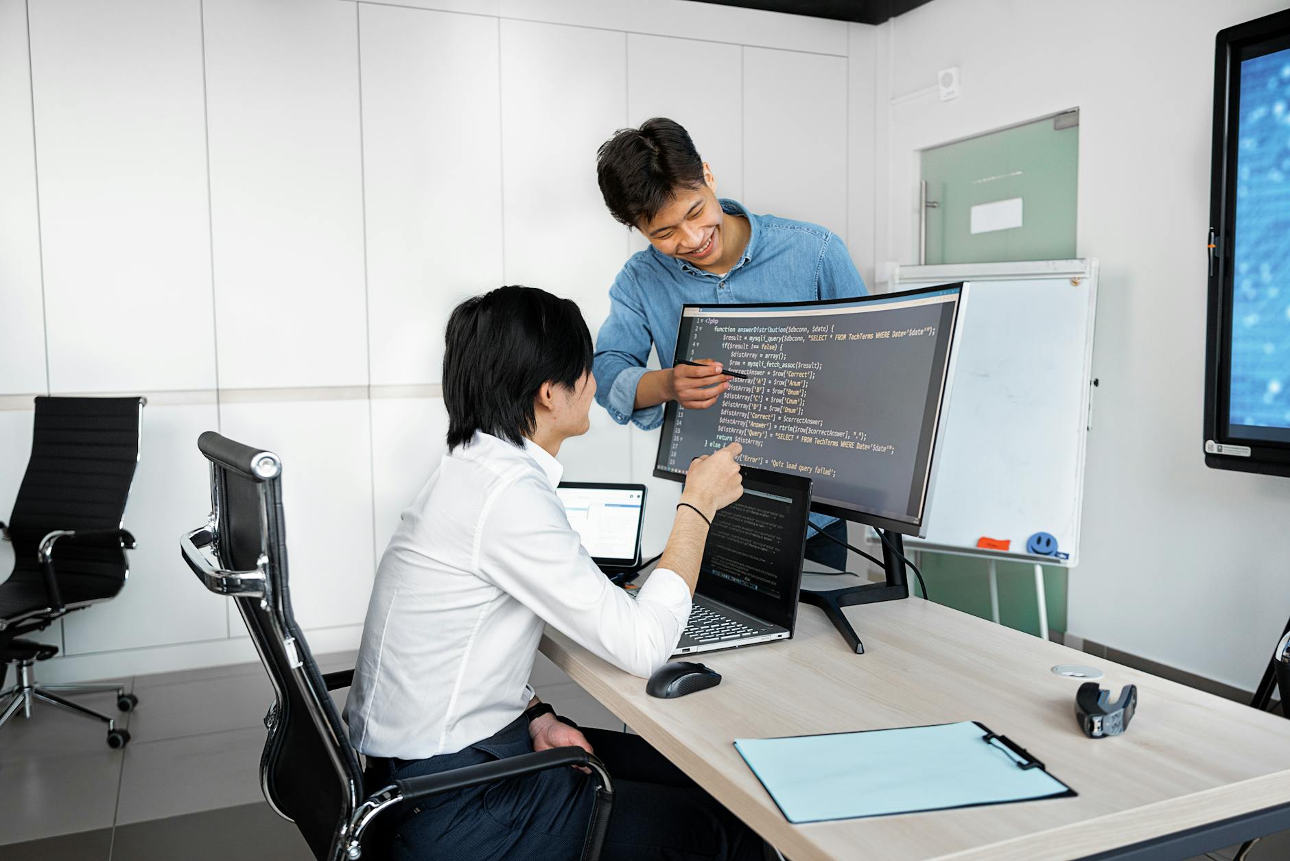 Team di sviluppatori che collaborano in ufficio su pratiche DevOps